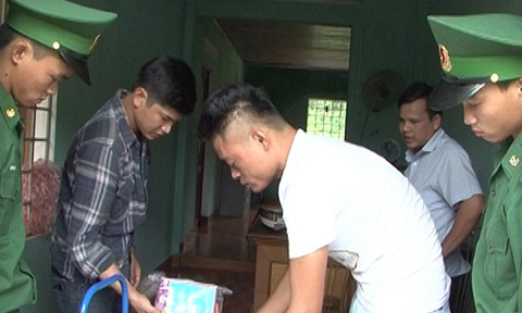 Người đàn ông Trung Quốc (bên phải) bị xử phạt hành chính và trục xuất khỏi khu vực biên giới Việt Nam. Ảnh: QN