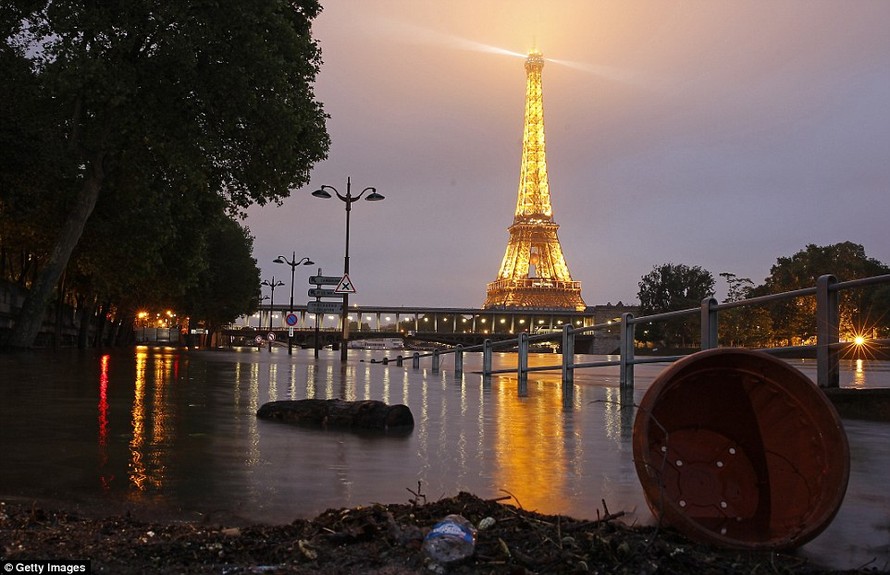 Paris ngập nặng, tháp Eiffel chơ vơ giữa biển nước