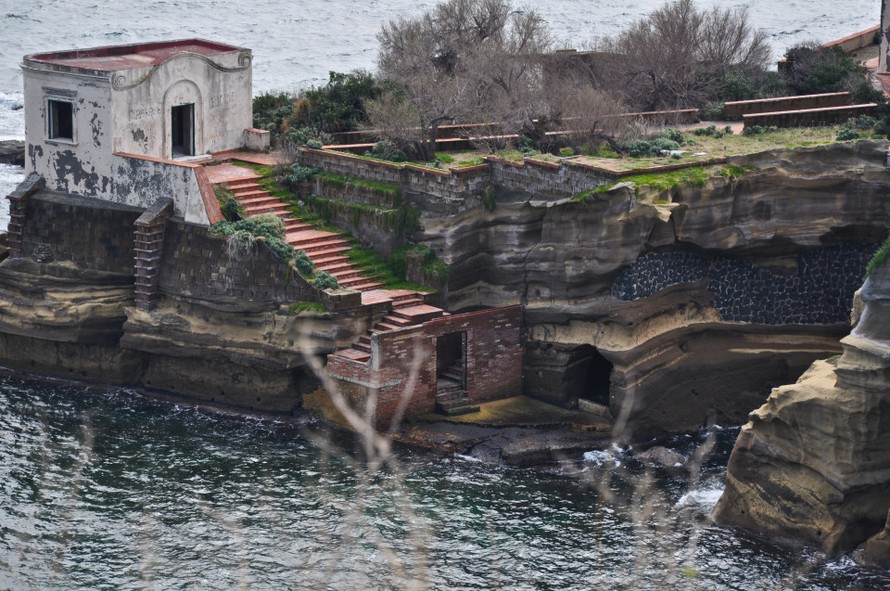 Ngôi biệt thự bị bỏ hoang trên hòn đảo Gaiola.