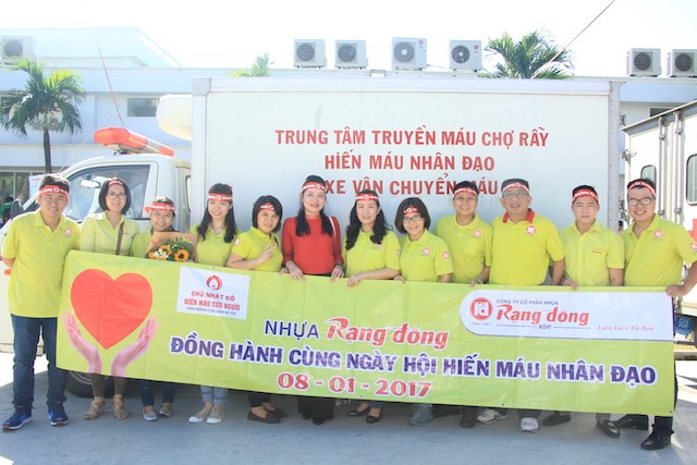 Tập thể cán bộ, nhân viên Cty CP Nhựa Rạng Đông tham gia hiến máu tại chương trình Chủ nhật Đỏ lần thứ IX năm 2017 diễn ra tại TPHCM vào sáng 8/1 - Ảnh: Ngô Tùng.