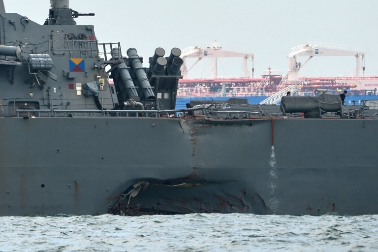 Tàu khu trục USS John S. McCain thủng một lỗ lớn trên thân sau vụ va chạm. Ảnh: AFP