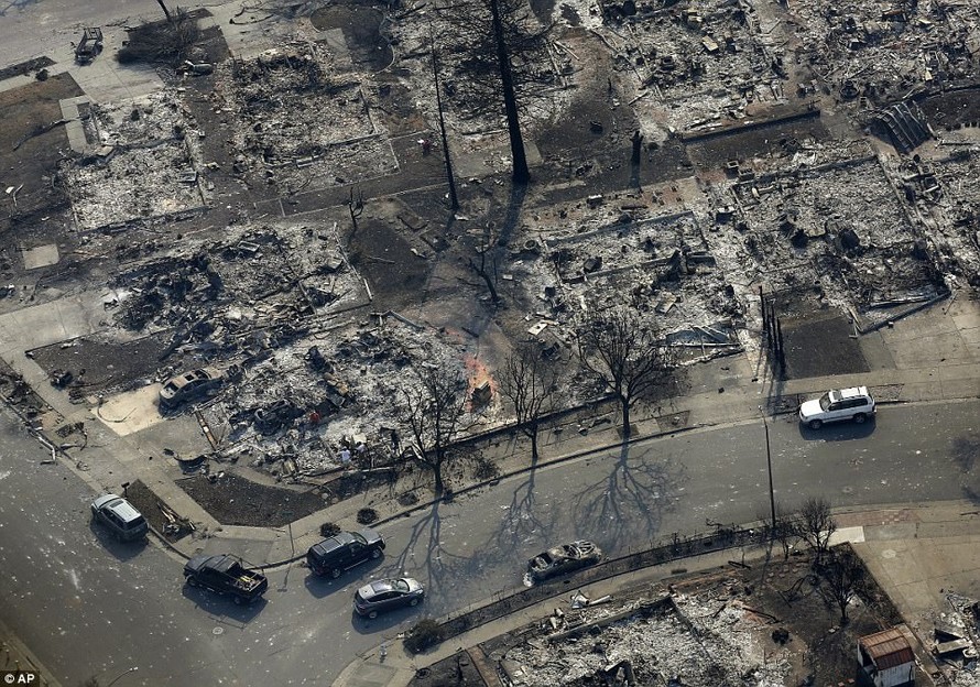 Cháy rừng ở Mỹ: 23 người chết, cảnh tượng 'như ngày tận thế'