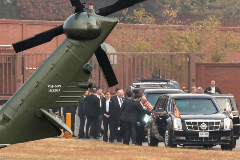 Tổng thống Mỹ Trump ngồi chờ trong xe khi đoàn tùy tùng bàn bạc về chuyến thăm khu DMZ. Ảnh: Reuters