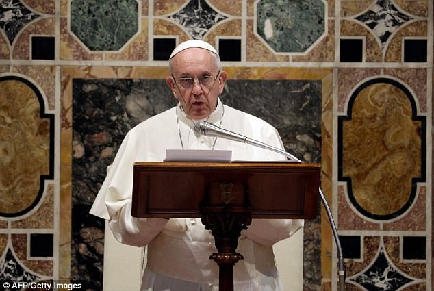 Giáo hoàng Francis có bài phát biểu thường niên trước hơn 180 đại sứ hôm 8/1. Ảnh: AFP