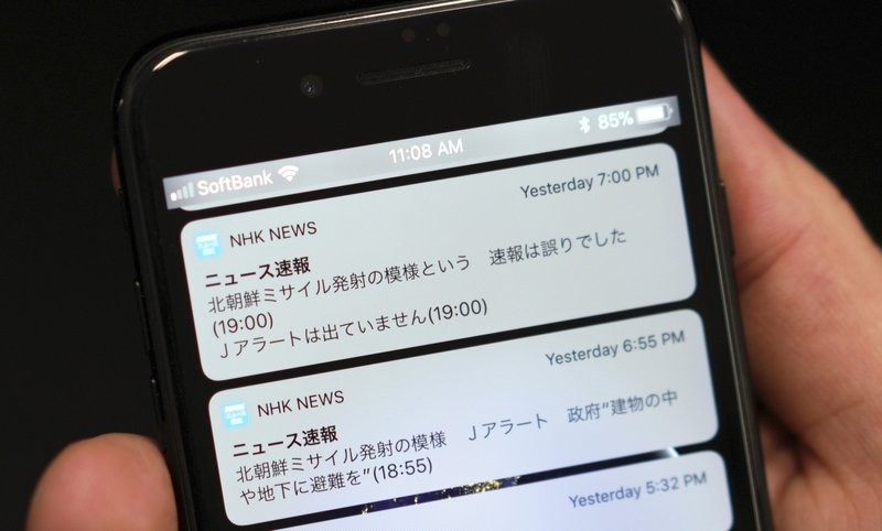 Tin nhắn báo động nhầm của NHK được gửi đi lúc 18h55' ngày 16/1. Tin đính chính được gửi lúc 19h. Ảnh: AP
