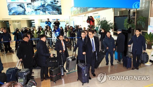 Phái đoàn 12 chuyên gia Hàn Quốc lên đường đến Triều Tiên. Ảnh: Yonhap