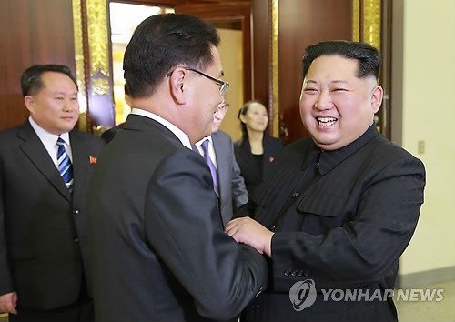 Chủ tịch Triều Tiên Kim Jong-un bắt tay ông Chung Eui-yong - trưởng phái đoàn Hàn Quốc. Ảnh: Yonhap
