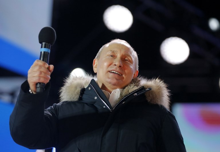 Ông Putin phát biểu trong cuộc mít tinh kỷ niệm 4 năm ngày Crimea sáp nhập Nga tại Quảng trường Manezgnaya ở Moscow. Ảnh: AFP