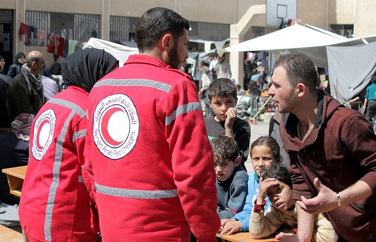 Các nhân viên tổ chức Trăng lưỡi liềm đỏ Syria. Ảnh: EPA