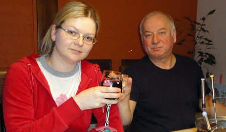 Ông Sergei Skripal và con gái Yulia. Ảnh: REX
