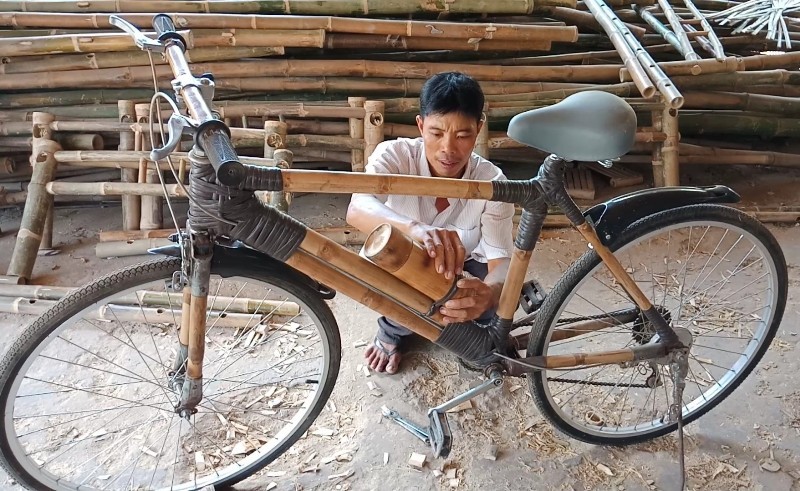 Anh Trì Cảnh bên chiếc xe đạp độc đáo của mình - Ảnh: Kim Hà.