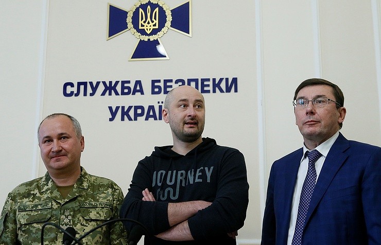 Ông Babchenko (giữa) xuất hiện trong cuộc họp báo ngày 30/5. Ảnh: AP