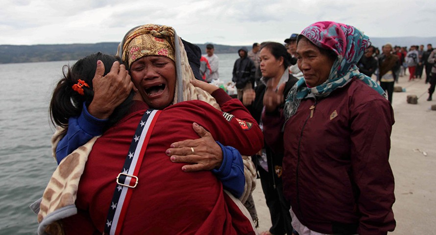 Thân nhân sốt ruột chờ đợi tin tức về những người mất tích trong vụ chìm phà. Ảnh: Reuters