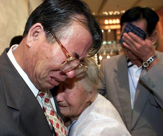 Ông Suh Ki-Sok 67 tuổi, người gốc Hàn Quốc ở Triều Tiên, ôm người mẹ 85 tuổi sống tại hàn Quốc - bà Kim Boo-San trong ngày đoàn tụ tại Seoul, 15/8/2000. Ảnh: AFP