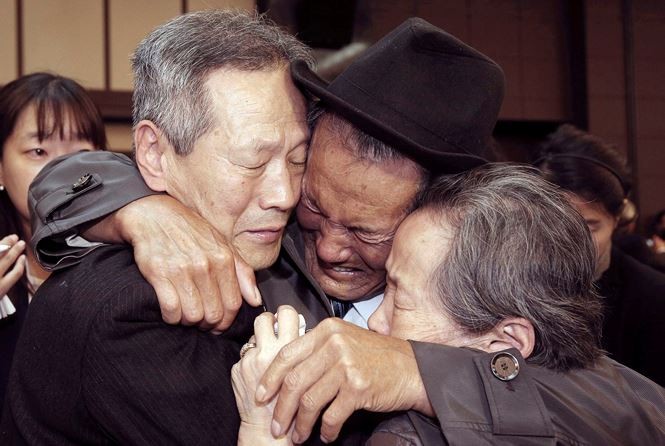 Ông Son Kwon Geun (giữa) ôm chào tạm biệt người thân sau vài ngày gặp gỡ tại khu nghỉ mát Núi Kim cương hồi tháng 10/2015. Ảnh: AFP