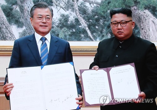 Tổng thống Hàn Quốc và Chủ tịch Triều Tiên trong lễ kí kết thoả thuận chung. Ảnh: Yonhap