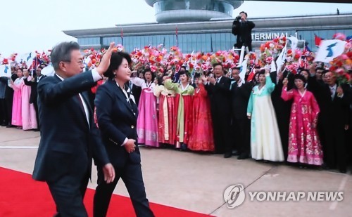 Tổng thống Hàn Quốc và phu nhân có mặt tại sân bay Sunan để lên đường đến núi Paekdu. Ảnh: Yonhap