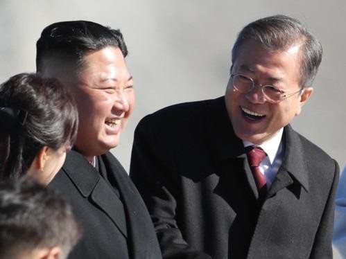 Tổng thống Moon Jae-in và Chủ tịch Kim Jong-un tươi cười trò chuyện khi thăm núi Paekdu. Ảnh: Yonhap