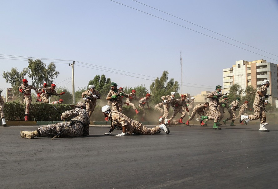 Các binh sĩ Iran hoảng loạn trong vụ xả súng ngày 22/9. Ảnh: GLP