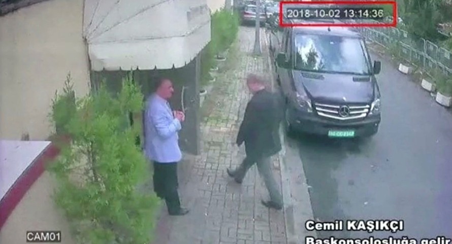 Nhà báo Khashoggi (áo vest đen) đến lãnh sự quán Ả Rập Saudi tại Istanbul (Thổ Nhĩ Kỳ) hôm 2/10. Ảnh cắt từ video