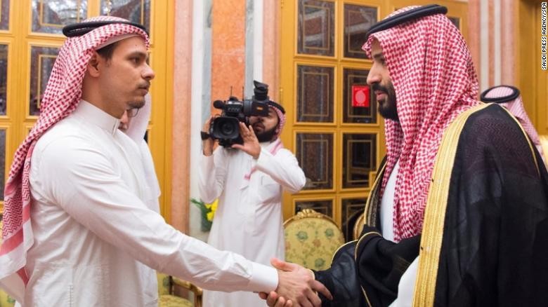 Salah Khashoggi (trái) bắt tay Thái tử Mohammed bin Salman (phải). Ảnh: SPA