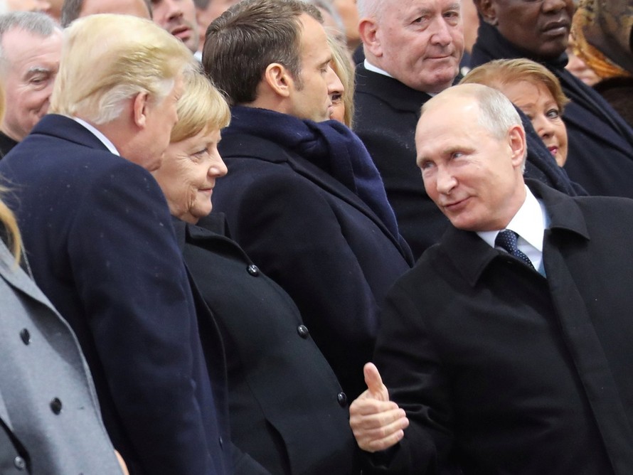 Tổng thống Mỹ Trump (ngoài cùng bên trái) chào hỏi Tổng thống Nga Putin (ngoài cùng bên phải) tại Khải Hoàn Môn. Ảnh: Reuters