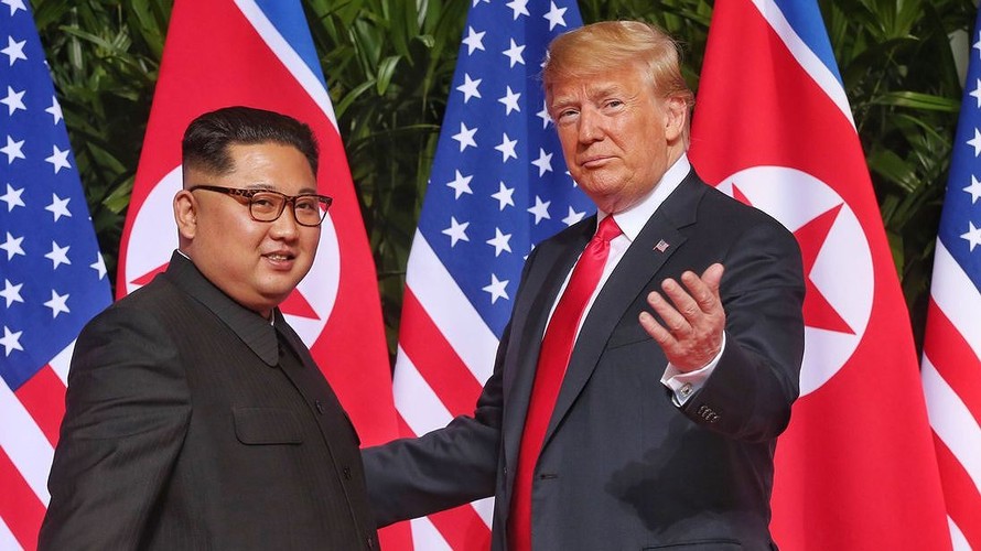 Tổng thống Mỹ Donald Trump và Chủ tịch Triều Tiên Kim Jong-un trong hội nghị thượng đỉnh ngày 12/6/2018 tại Singapore. Ảnh: AFP