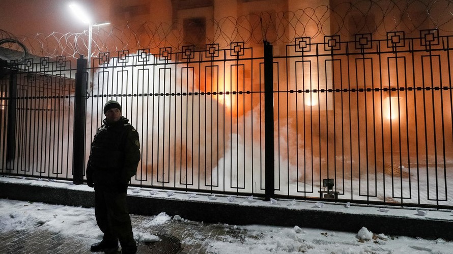 Người biểu tình ném pháo sáng về phía Đại sứ quán Nga ở Kiev. Ảnh: Reuters