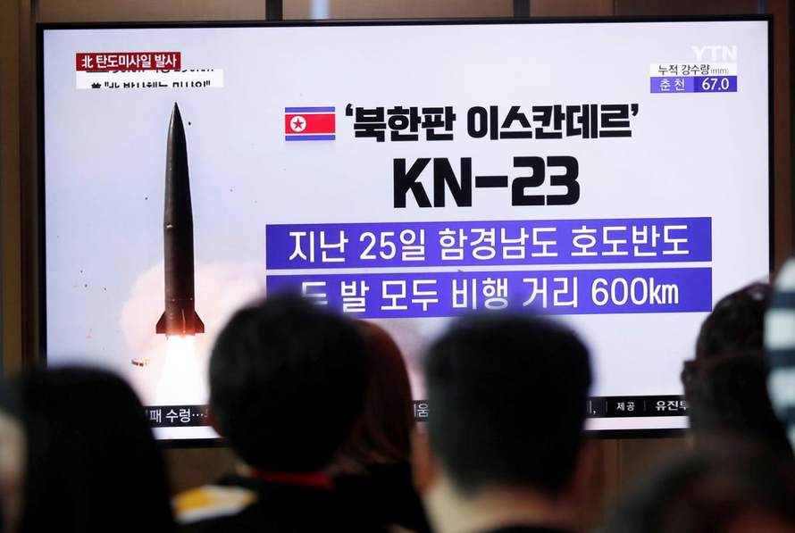 Người dân Hàn Quốc theo dõi bản tin về vụ phóng tên lửa của Triều Tiên hôm qua, 31/7. Ảnh: Reuters