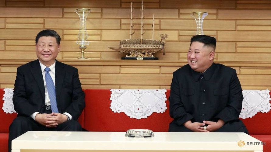 Chủ tịch Trung Quốc Tập Cận Bình và Chủ tịch Triều Tiên Kim Jong-un trong cuộc gặp hồi tháng 6/2019 tại Bình Nhưỡng. Ảnh: Reuters