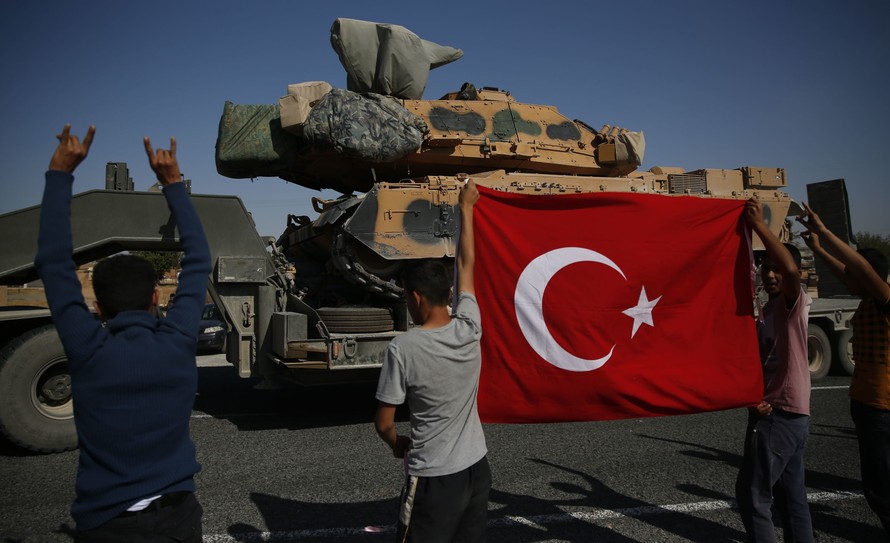 Lực lượng Thổ Nhĩ Kỳ hùng hổ tiến vào biên giới Syria. Ảnh: AP