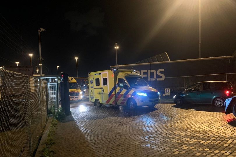Lực lượng cứu hộ ập đến cảng Vlaardingen. Ảnh: Mirror