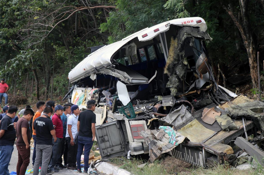 Chiếc xe buýt nát đuôi sau vụ tai nạn. Ảnh: Reuters