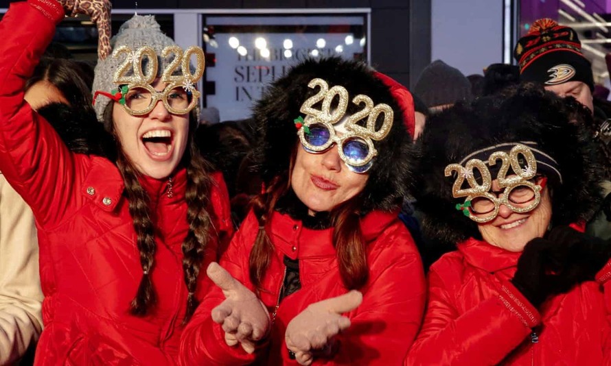Người dân xếp hàng xem chương trình chào năm mới tại New York. Ảnh: Reuters