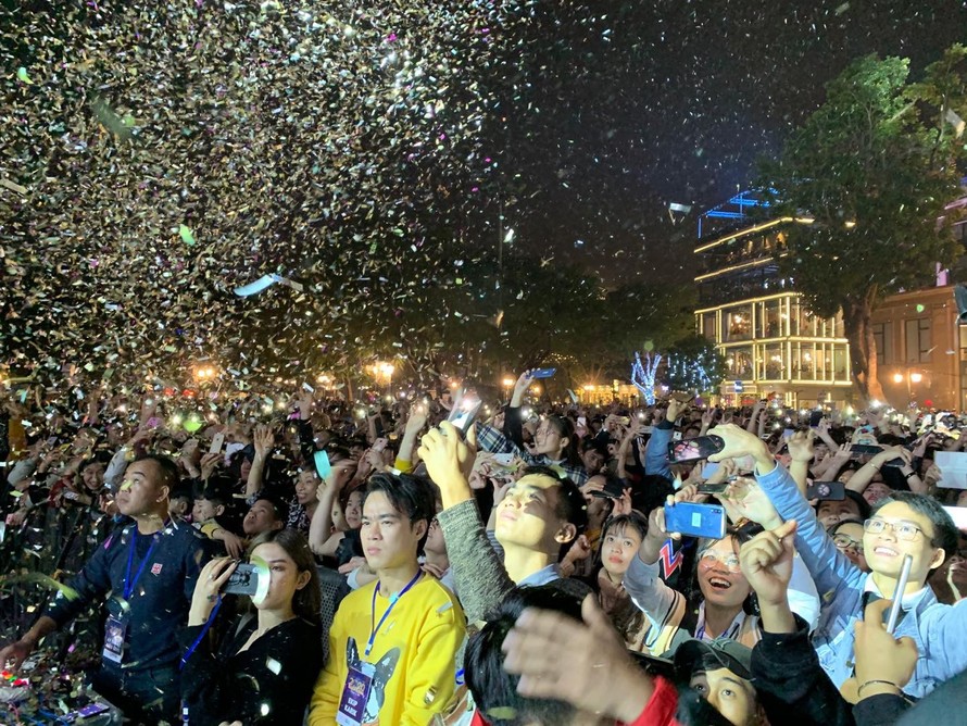 Người dân Thủ đô Hà Nội trong thời khắc chuyển giao năm mới 2020. Ảnh: Như Ý