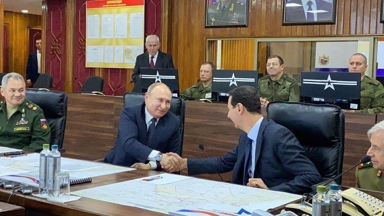 Tổng thống Putin bắt tay Tổng thống Assad trong cuộc gặp ngày 7/1. Ảnh: RT
