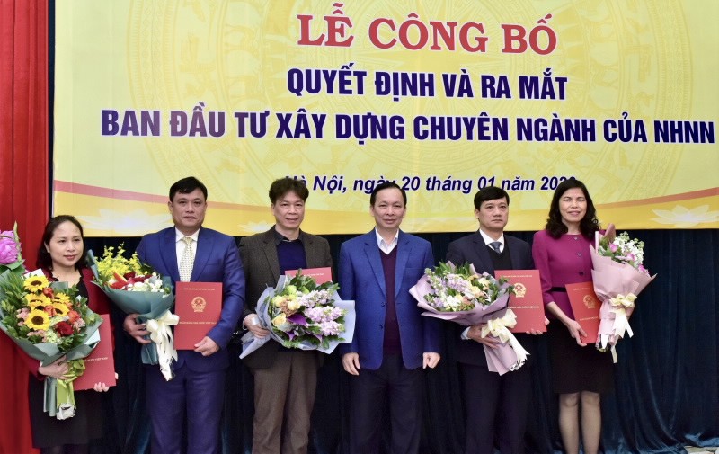 Phó Thống đốc Ngân hàng Nhà nước Đào Minh Tú trao quyết định và chúc mừng các cán bộ được bổ nhiệm.