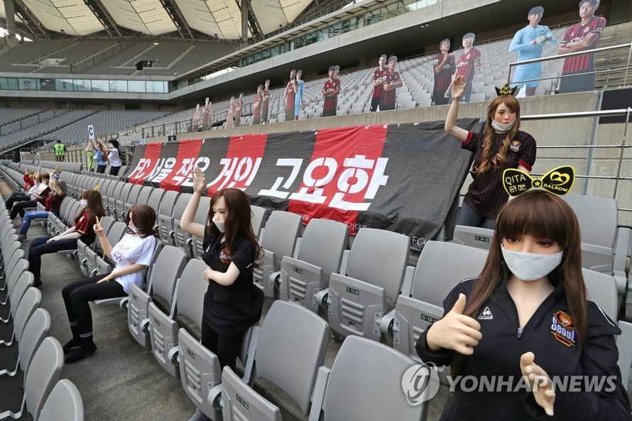Dàn mannequin trên sân vận động World Cup Seoul ngày 17/5. Ảnh: Yonhap