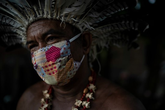 Thủ lĩnh một bộ lạc ở Brazil đeo khẩu trang mùa COVID-19. Ảnh: AP