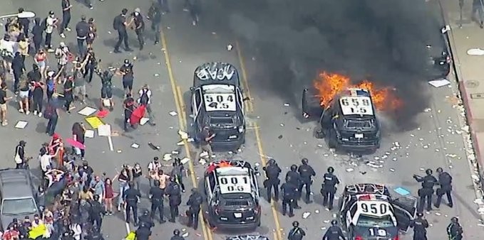 Xe tuần tra bị tấn công bởi người biểu tình ở Los Angeles. Ảnh: Twitter