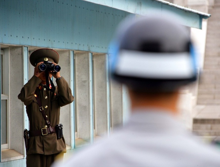 Binh sĩ Hàn Quốc và Triều Tiên ở khu phu quân sự (DMZ). Ảnh: Tân Hoa Xã