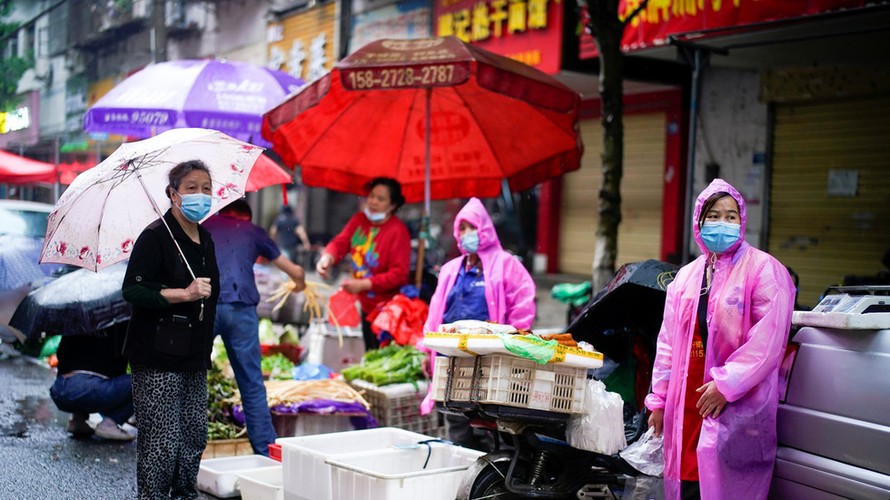 Một khu chợ ở Vũ Hán. Ảnh: Reuters