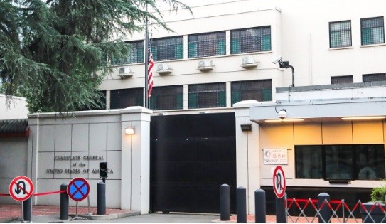 Quốc kì Mỹ được hạ xuống trong lãnh sự quán ở Thành Đô sáng sớm 27/7. Ảnh: SCMP