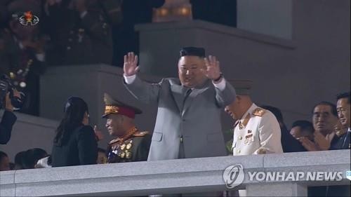 Chủ tịch Kim xuất hiện tại lễ duyệt binh đêm 9 rạng sáng 10/10. Ảnh: Yonhap