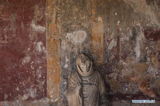 Một bức tượng tại công viên khảo cổ Pompeii. Ảnh: Tân Hoa Xã
