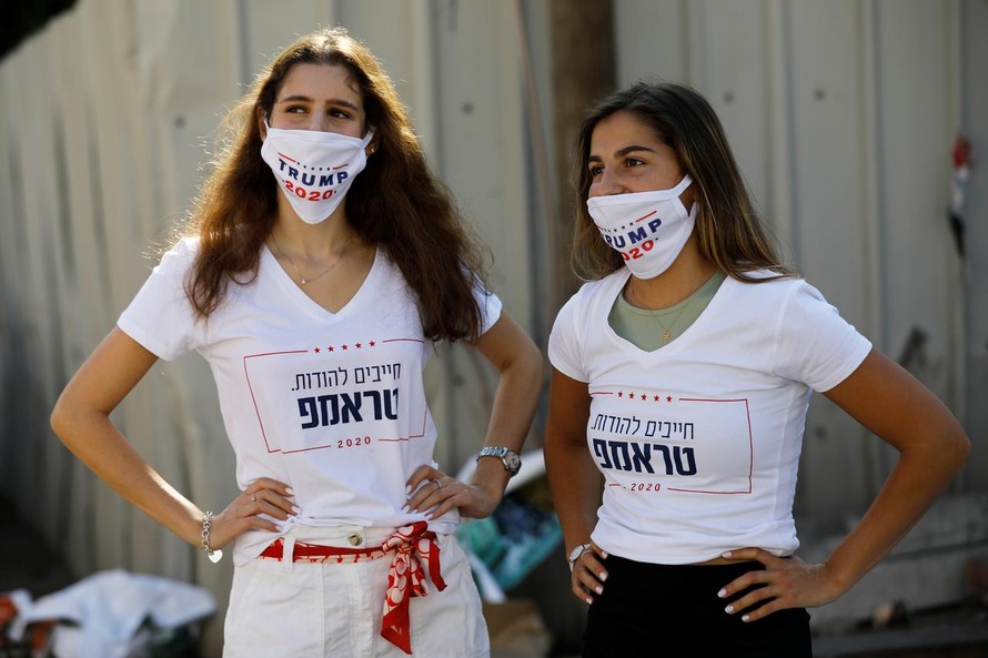 Tình nguyện viên nhóm vận động tranh cử của ông Trump ở Tel Aviv (Israel). Ảnh: Reuters