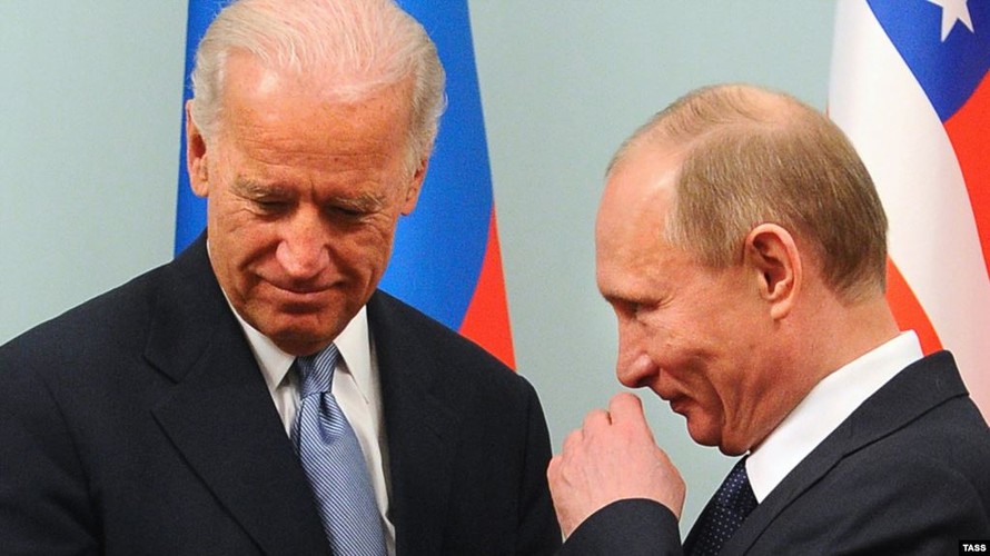 Tổng thống Nga Vladimir Putin (phải) và ứng viên Tổng thống Mỹ Joe Biden (trái). Ảnh: Tass