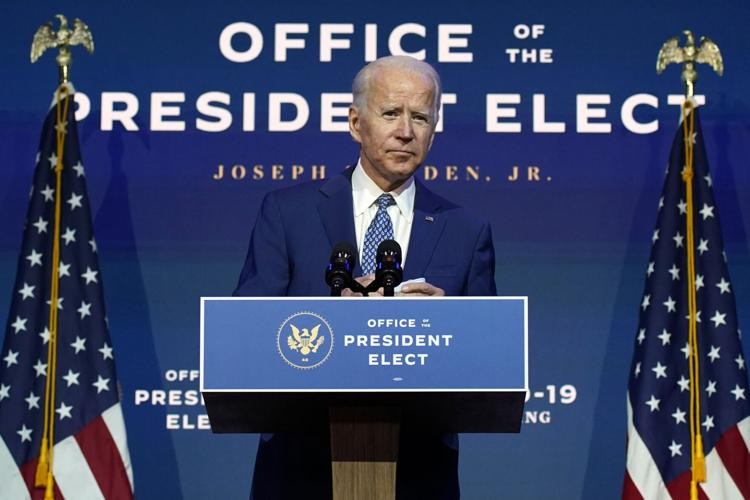 Ông Joe Biden phát biểu ngày 9/11, sau lưng là dòng chữ "Văn phòng của Tổng thống được bầu". Ảnh: AP