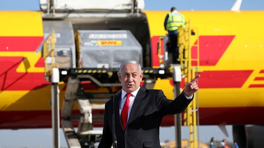 Thủ tướng Israel đón lô vắc-xin đầu tiên ở sân bay. Ảnh: Reuters