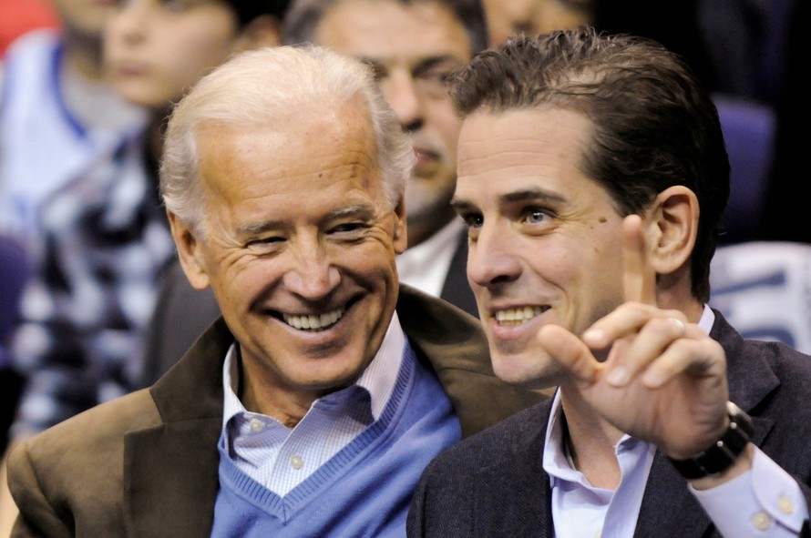 Ông Joe Biden và con trai Hunter. Ảnh: Reuters